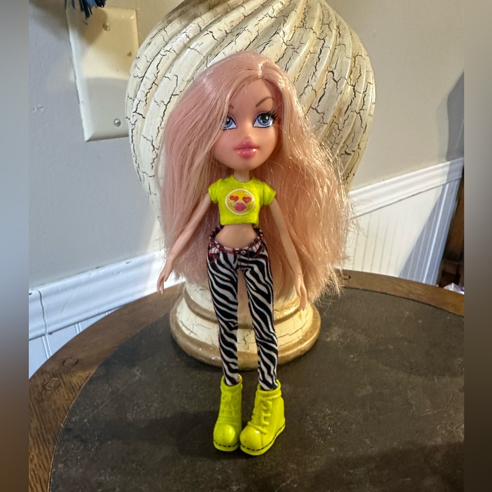 Bratz cloe selfie snaps doll
